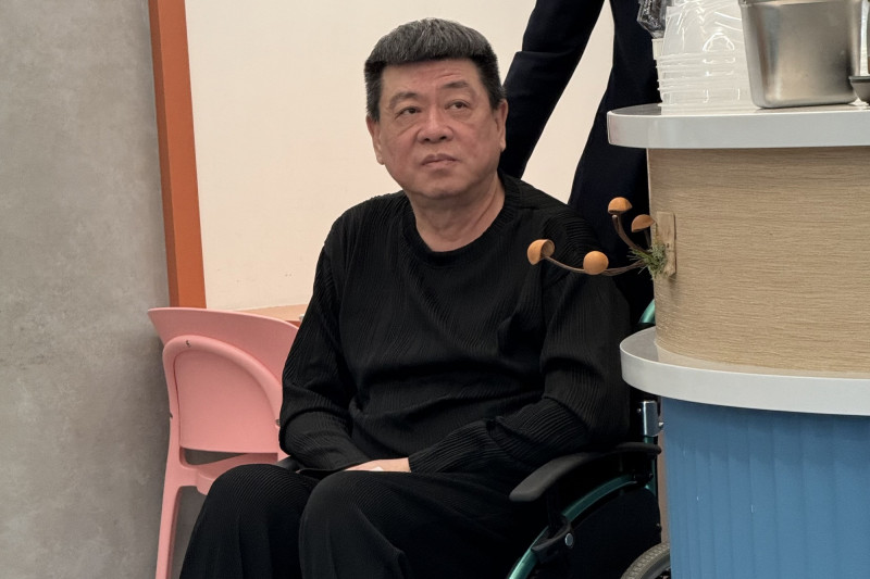 孫德榮中風坐輪椅首現身！腦幹阻塞75％強行出院「兒子陪在旁」