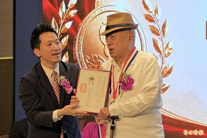 81歲凌峰獲獎激動站不住！捨麥克風疾呼：我長相很中國滄桑都在臉上