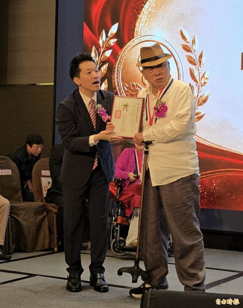 81歲凌峰獲獎激動站不住！捨麥克風疾呼：我長相很中國滄桑都在臉上 - 自由娛樂