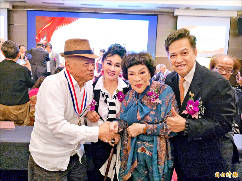 凌峰（左起）與曹金鈴同台領獎，周遊、李朝永現身祝賀。（記者胡如虹攝）