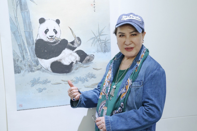 楊麗花現場點名一幅三聯屏名為「八熊嬉戲碧溪旁」的畫作，想要掛在家。（黃湘詅提供）