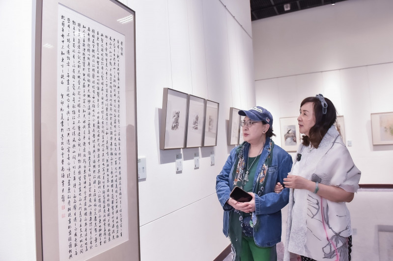 楊麗花（左）現身黃湘詅辦的「白雲傳承・水墨初心」畫展。（黃湘詅提供）