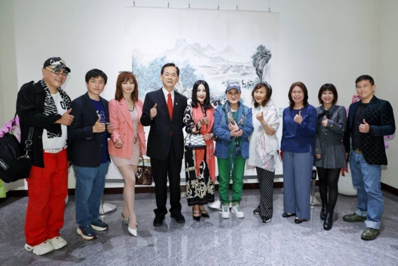 楊麗花與觀展嘉賓合影留念。（黃湘詅提供）