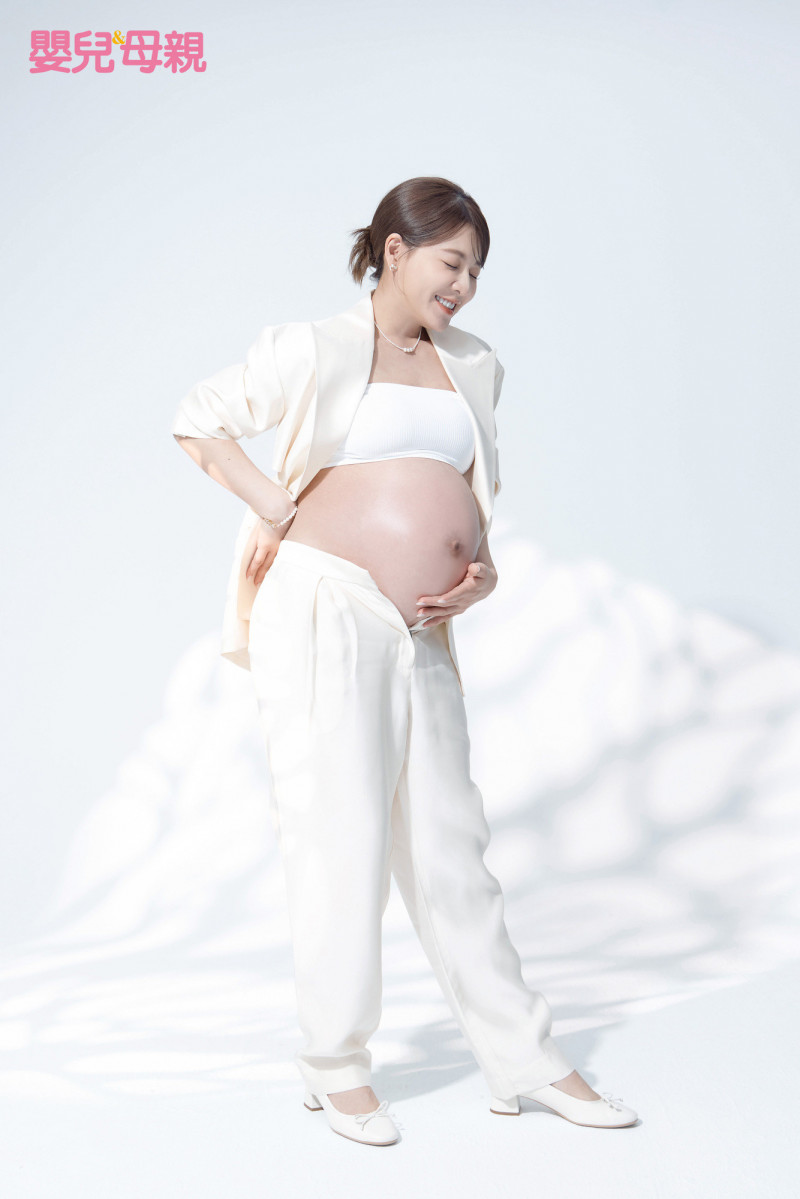 謝京穎笑說得知懷上女兒後，老公書偉的動力瞬間爆表。（《嬰兒與母親》雜誌提供）