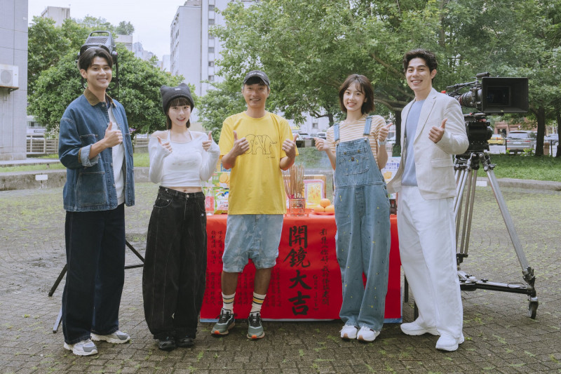 李玉璽（左起）、峮峮、導演林立書、何曼希和詹懷雲搭檔新戲《你好，我的怪盜老闆》。（七十六號原子提供）