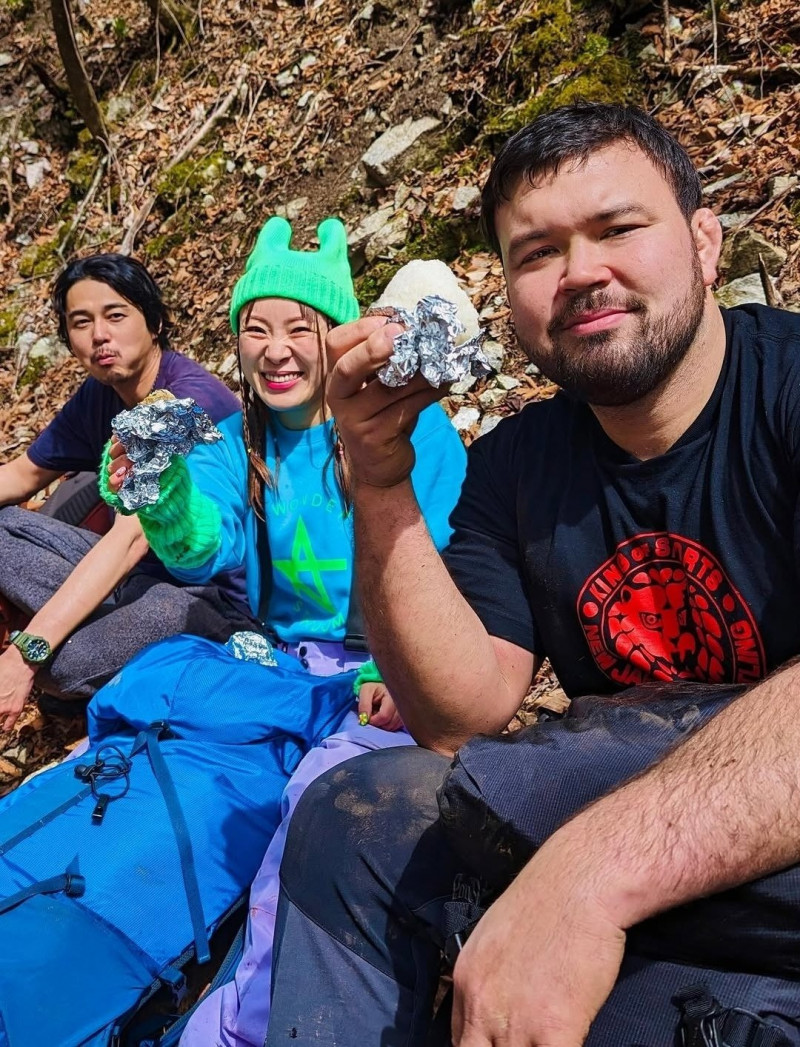 東出昌大（左起）、福娃醬、沃爾夫亞倫錄製的第一集節目昨日播出。（翻攝自X）