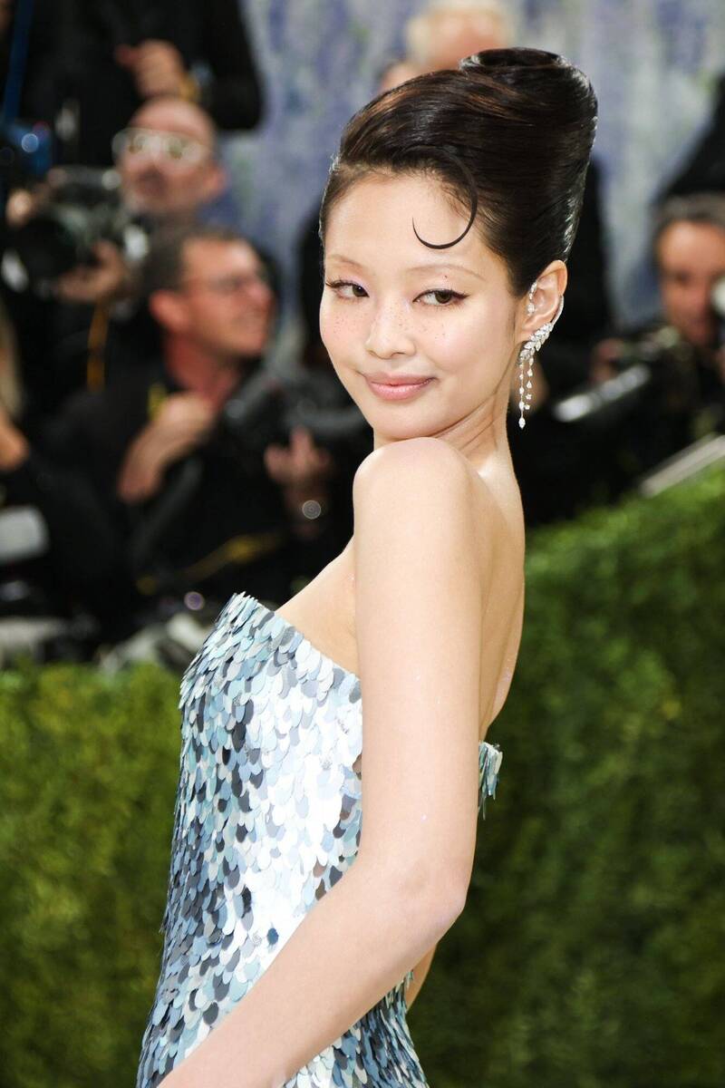 Jennie現身Met Gala給人一種復古的感覺。（歐新社）