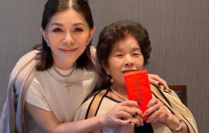 陪伴就是答案！ 張清芳同框媽媽提前過母親節