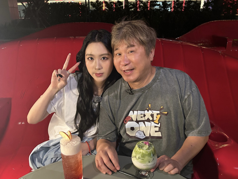 胡瓜與孫女Emma歡樂度過一整天。（下面一位提供）