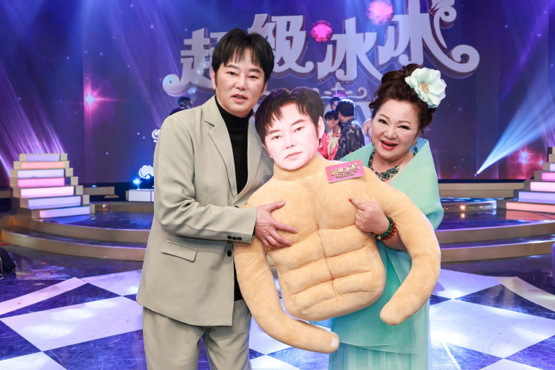 白冰冰迎71歲生日！「手抱猛男」向陽帆許願 男星螢幕前獻吻
