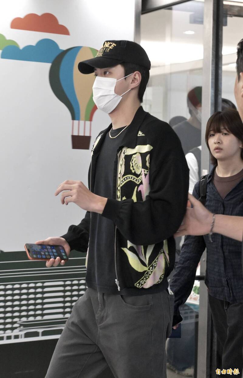世勳透過VIP環宇通關入境。（記者劉信德攝）