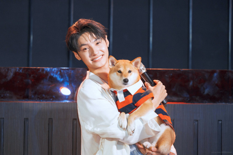 王君豪的愛犬Jessi也全程看著他演唱，活動尾聲驚喜登台，人氣不輸王君豪。（TERIO inc.提供）