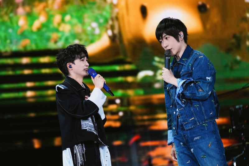 周深（左）覺得阿信「高大威猛」。（相信音樂提供）