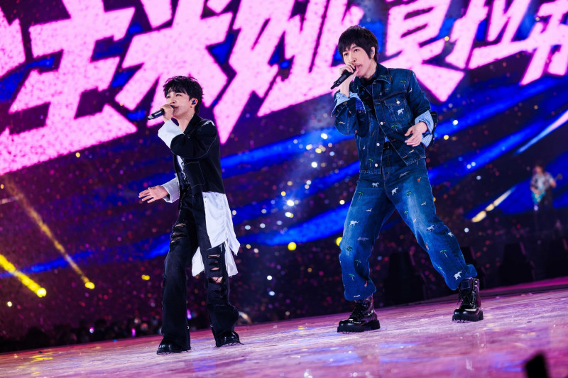 阿信（右）和周深合唱多首歌曲。（相信音樂提供）