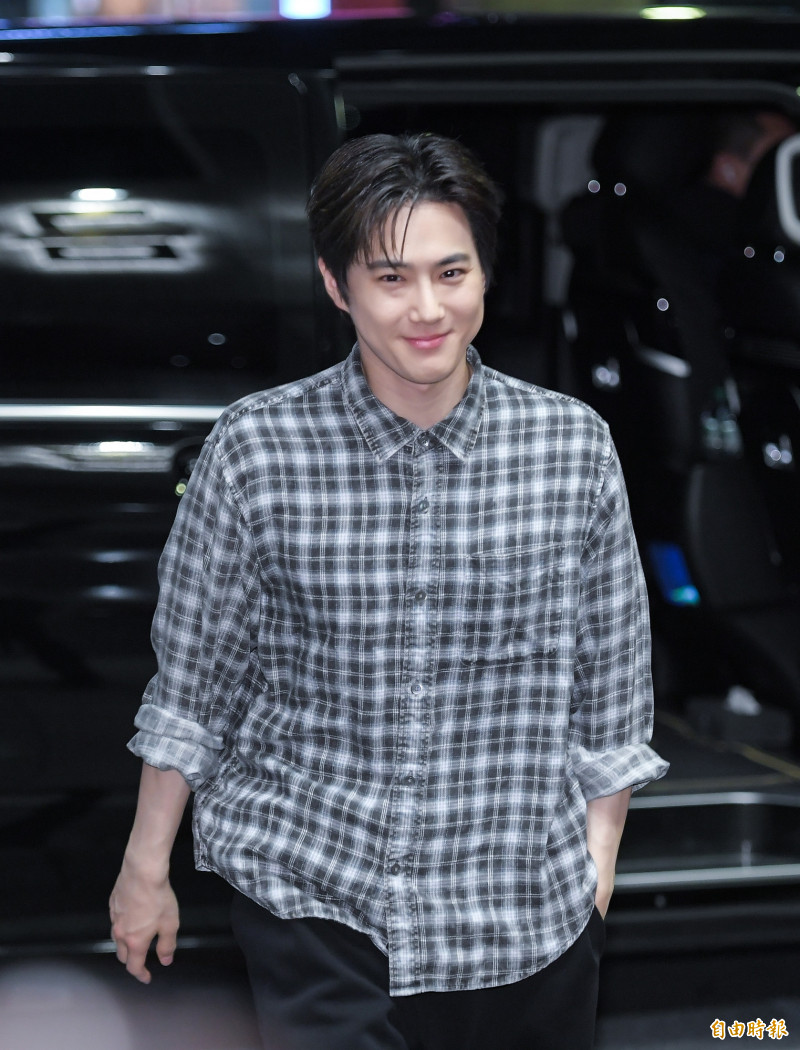 EXO SUHO最快抵達慶功宴，滿臉笑容。（記者王文麟攝）