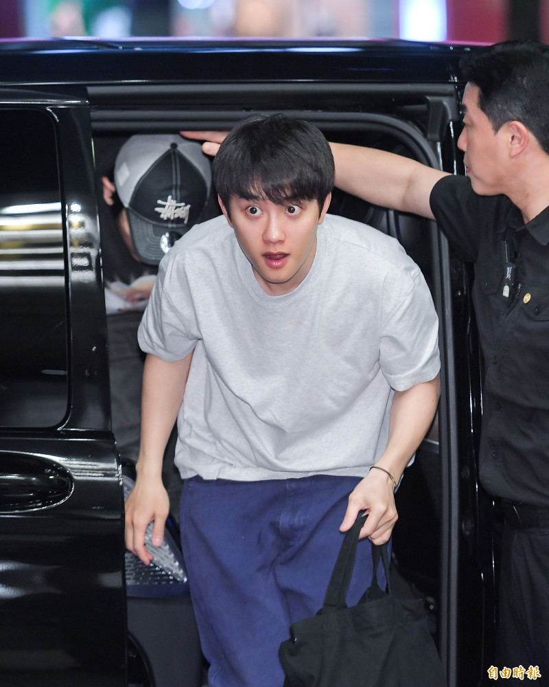 EXO的D.O.以圓滾滾的眼睛下車。（記者王文麟攝）