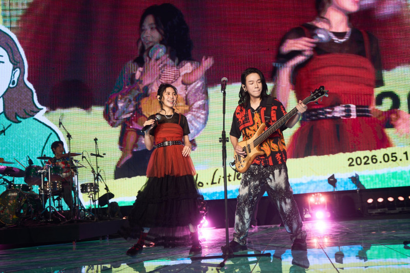 麋先生以諾（右）和老婆甜蜜合唱。（相信音樂提供）