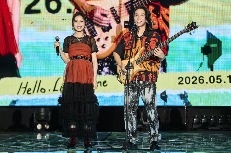 以諾（右）和老婆被形容是「冰與火之歌」組合。（相信音樂提供）