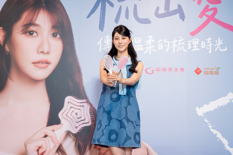 阿部瑪利亞邁向「大人」年紀，要梳開人生難解的「結」。（潘朵拉的美妝盒提供）