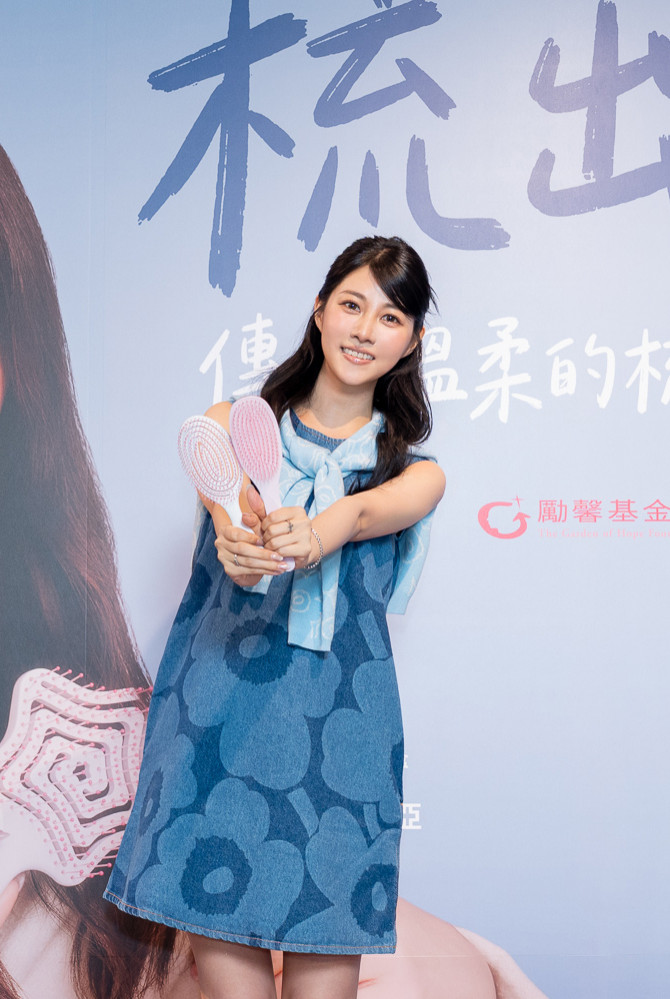 阿部瑪利亞影音救回在日台人，得知「被需要」感性落淚。（潘朵拉的美妝盒提供）