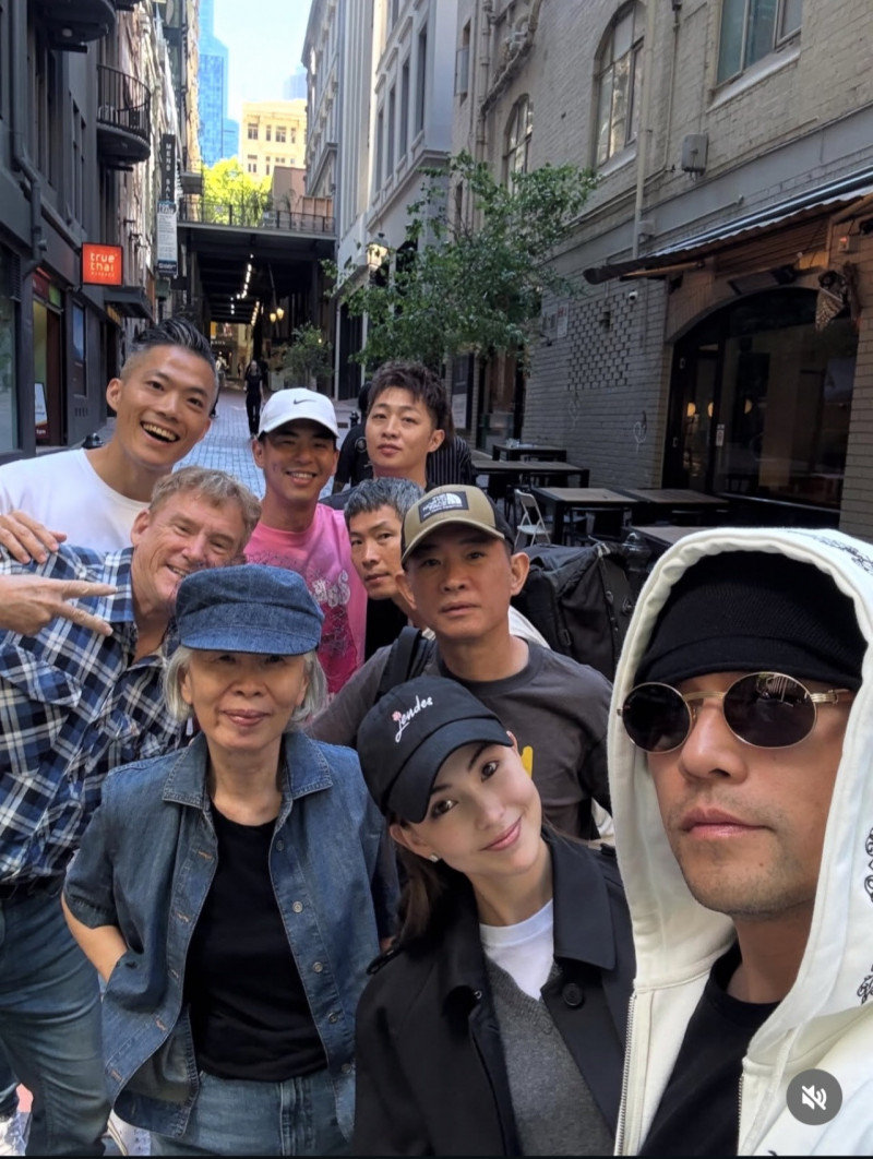 周杰倫（前右起）向昆凌和媽媽葉惠美送上母親節祝福。（翻攝自IG）