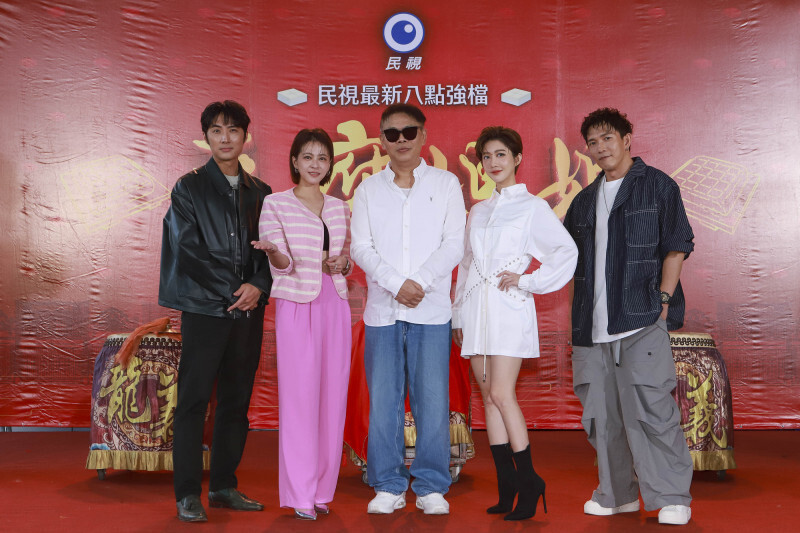 李運慶（左起）、蘇晏霈、導演馮凱、王晴、黃尚禾日前出席《豆腐媽媽》開鏡記者會。（民視提供）