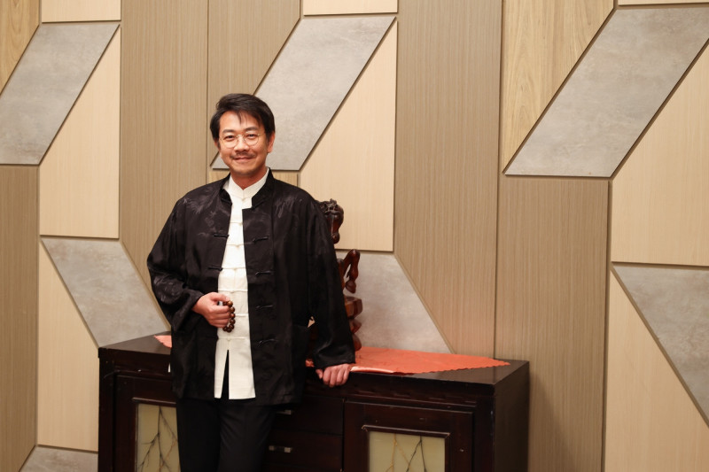 為詮釋政壇人物氣場，江俊翰進組前特別研究政治人物談吐與神情，力求完美呈現角色魅力。（民視提供）