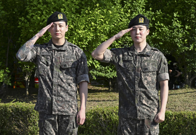 BTS柾國（左）當兵期間成為中國詐騙集團下手的目標。（達志影像）