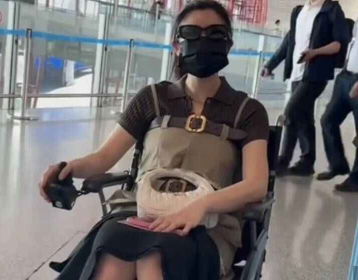 陳妍希左腳跟腱斷裂   坐輪椅現身機場微笑簽名