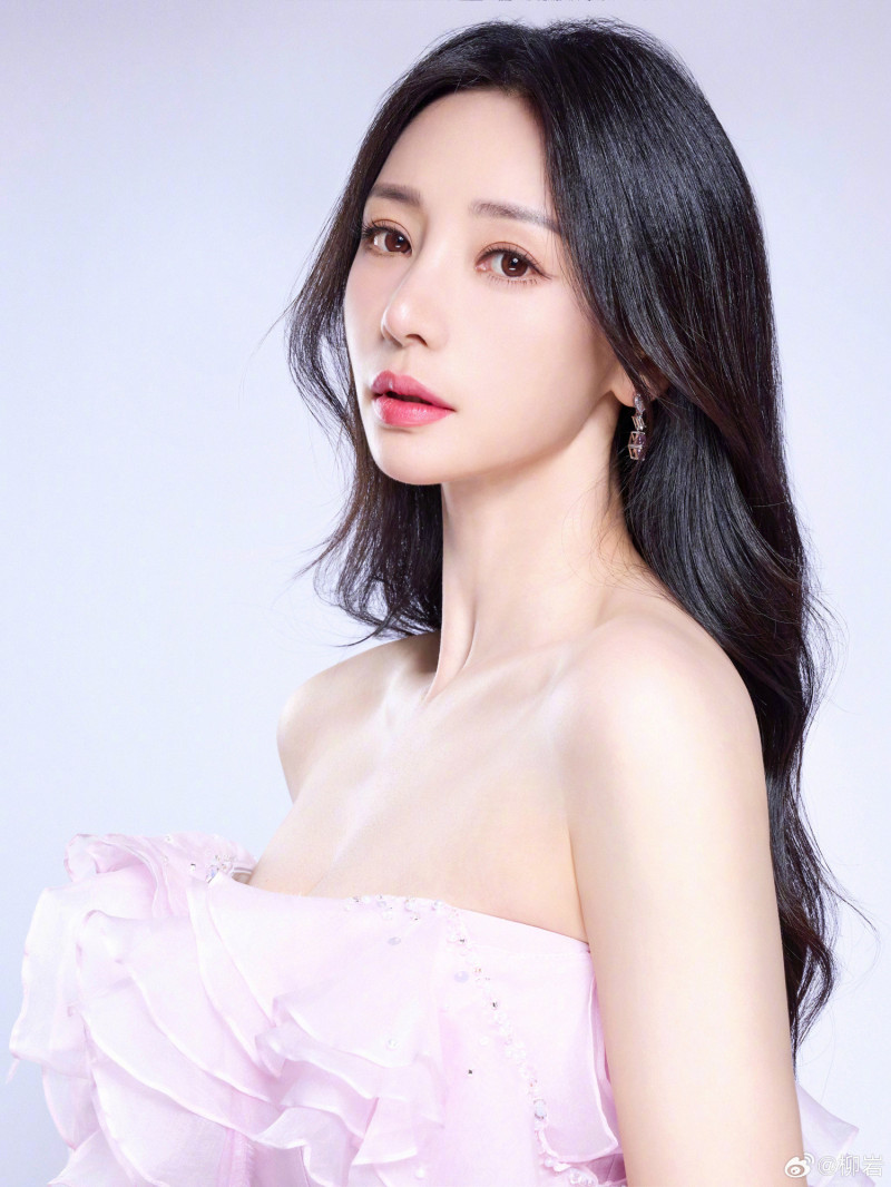 「最性感女主播」人間蒸發1年!腹部隆起被疑當媽 狗仔急喊:姐你沒事吧?