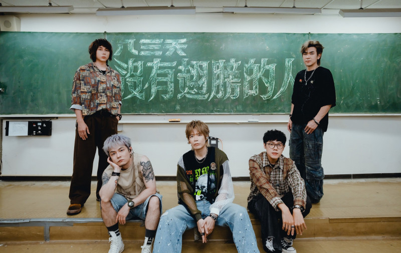 為生日趴暖身!八三夭「把校園唱成小巨蛋」 對面鄰居陽台爽聽