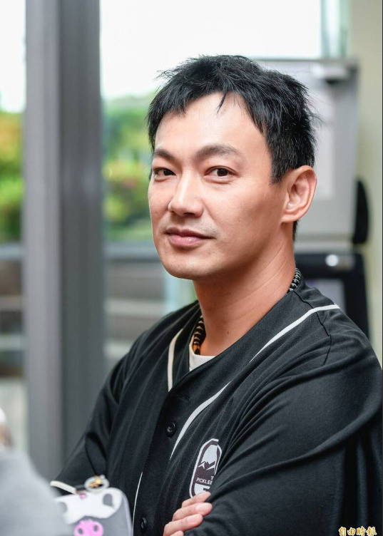 涉閃兵丟工作1年！威廉「一打二」當主夫顧娃 鬆口揭心聲：支離破碎