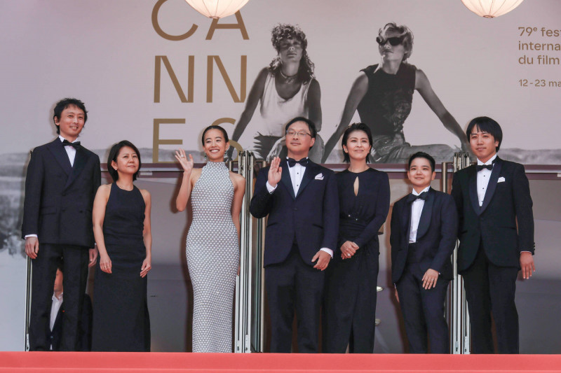 《Nagi Notes》入選坎城主競賽單元，導演深田晃司率領松隆子、石橋靜河等劇組團隊登上紅毯。（達志影像）
