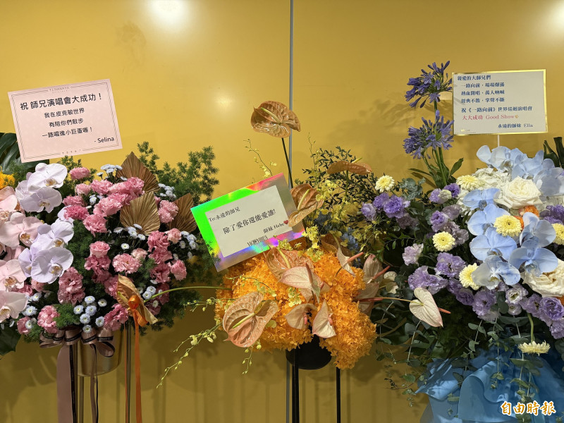 S.H.E「合體」送花給昔日師兄動力火車。（記者陳慧玲攝）