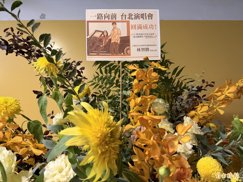 林智勝送花祝福動力火車。（記者陳慧玲攝）