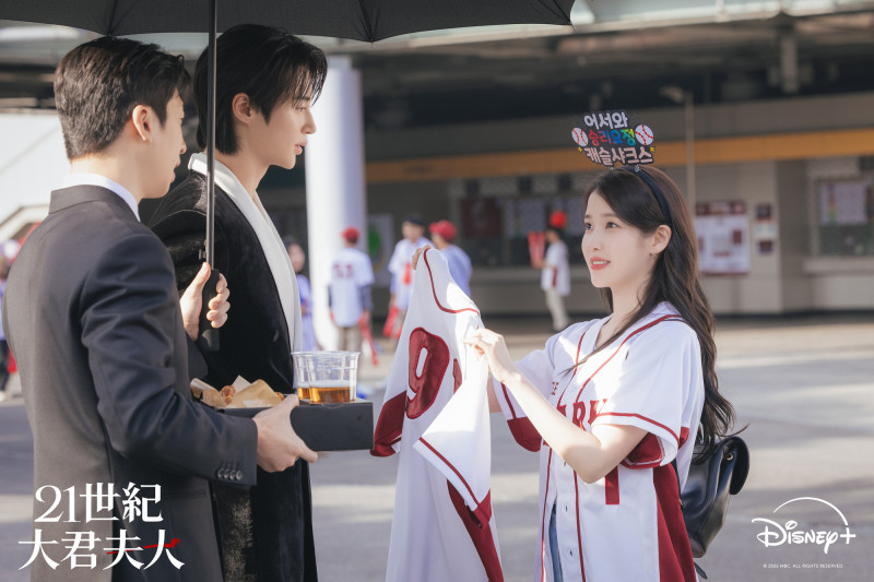 IU(右)、邊佑錫主演的《21世紀大君夫人》相當甜蜜。(Disney+提供)