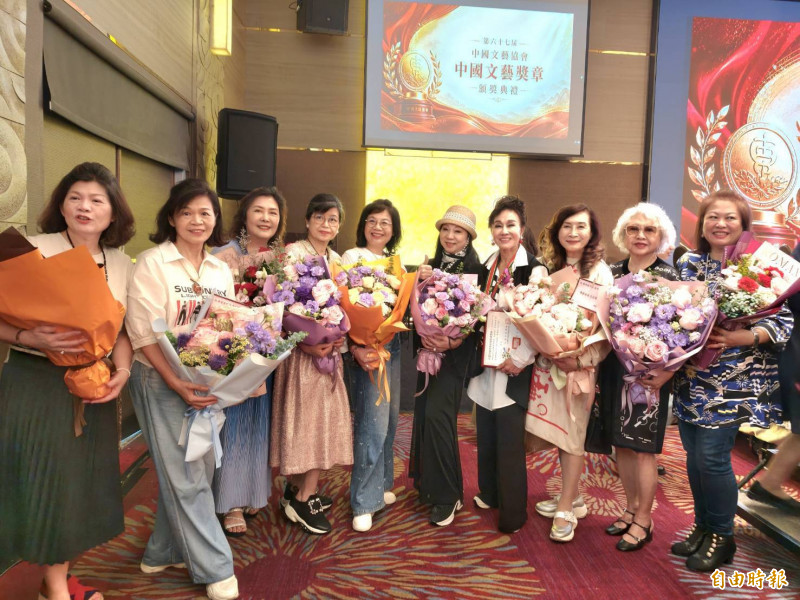曹金鈴（右四）和長庚生技的王瞶英（右五起）、安馳董娘李珍華、瑞軒董娘林守貞、新天地民俗台董娘丁鈴都是好友。（記者胡如虹攝）