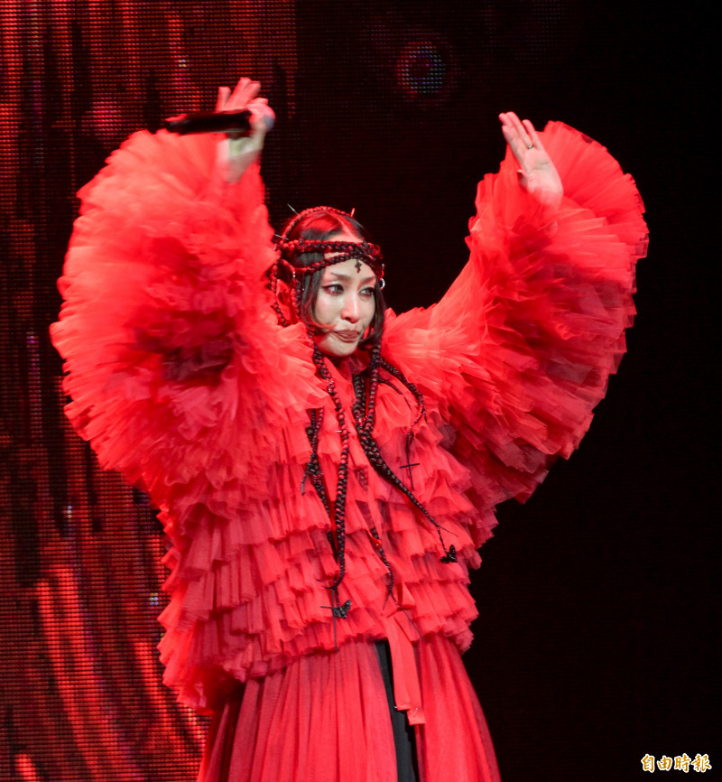 （直擊）中島美嘉緊急中斷演出！3度鞠躬道歉 背後原因曝光
