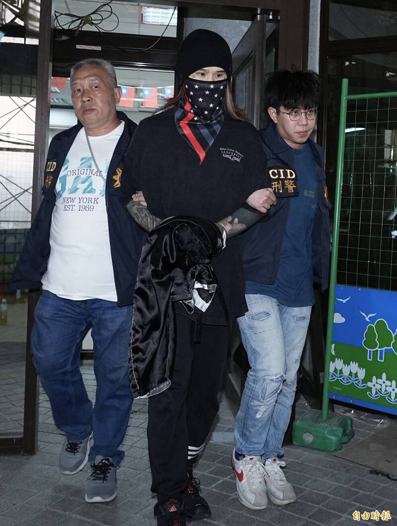 北投分局16日清晨拂曉出擊展開搜索，將孫安佐與陳姓經紀人（網紅重讀）一併逮捕到案。（記者陳奕全攝）