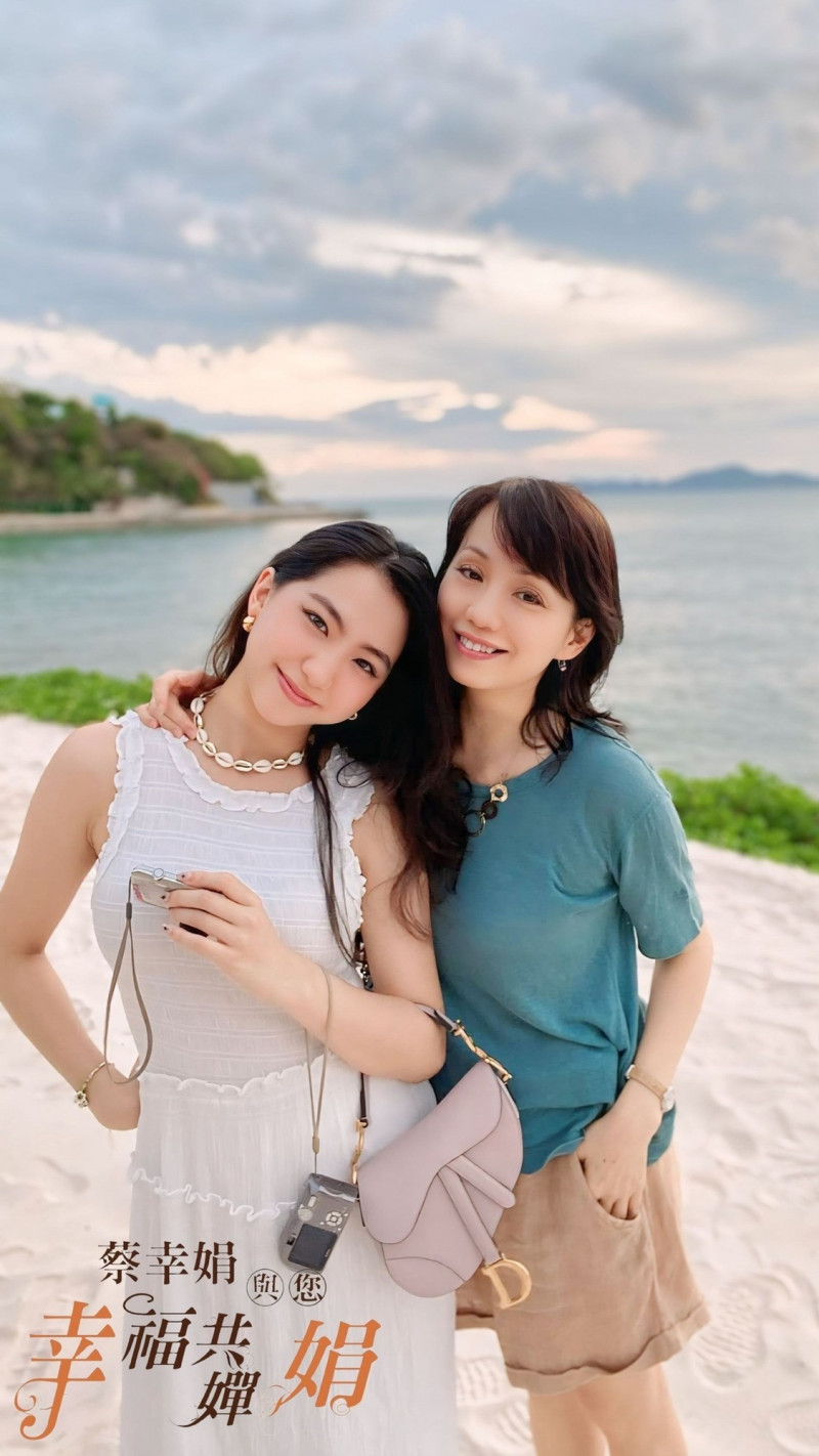 網友認為蔡幸娟（右）與女兒Amanda看起來就像一對姊妹。（翻攝自臉書@蔡幸娟千里共嬋娟）