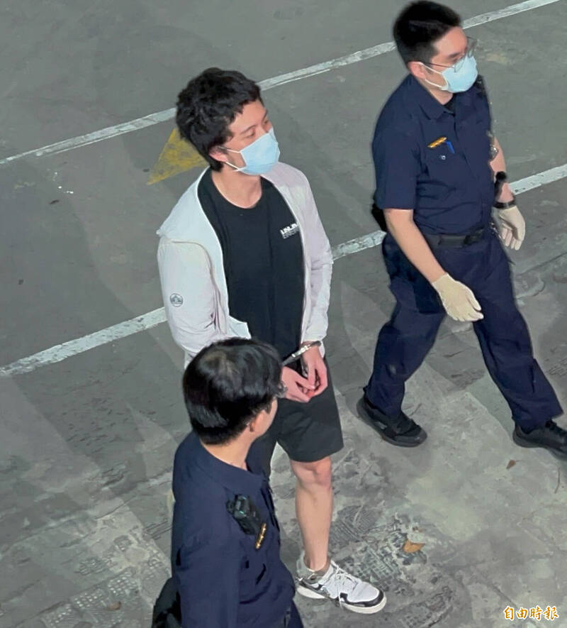孫安佐14日在社群平台上傳「自製火焰槍」影片，涉公共危險等罪嫌被士林地院裁定羈押禁見。（記者王文麟攝）