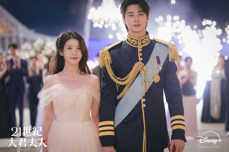 《21世紀大君夫人》邊佑錫（左）、IU假戲真做的老哏劇情，觀眾依舊買單。（Disney+提供）