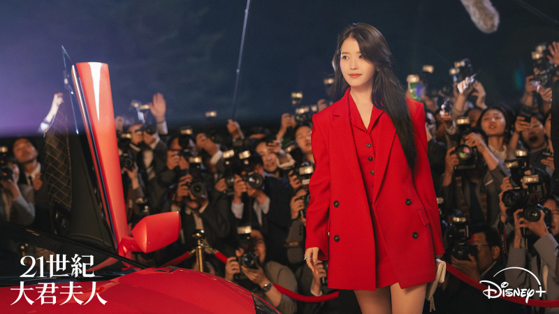 IU在《21世紀大君夫人》中飾演的成熙周即便是私生女，不過也是出身財閥的有錢富二代。（Disney+提供）