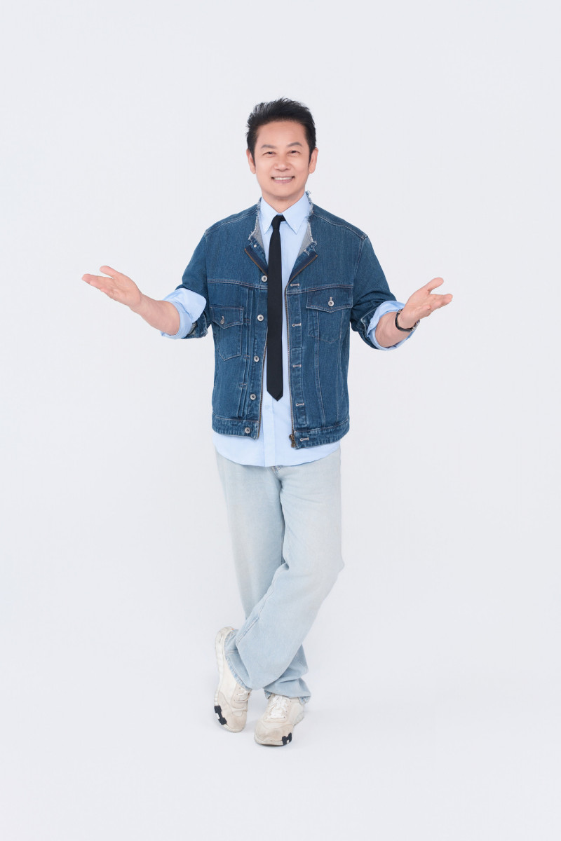 本次宣傳照拍攝徐乃麟換上修身襯衫及牛仔夾克，成功挑戰「凍齡」魅力。（華視提供）