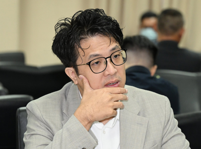 名嘴謝寒冰直播跪完 千份雞排發放地點時間曝光