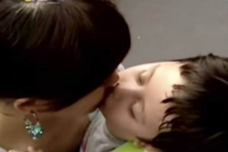當年5歲的孫安佐和狄鶯足足吻了180分鐘。（翻攝自YouTube）