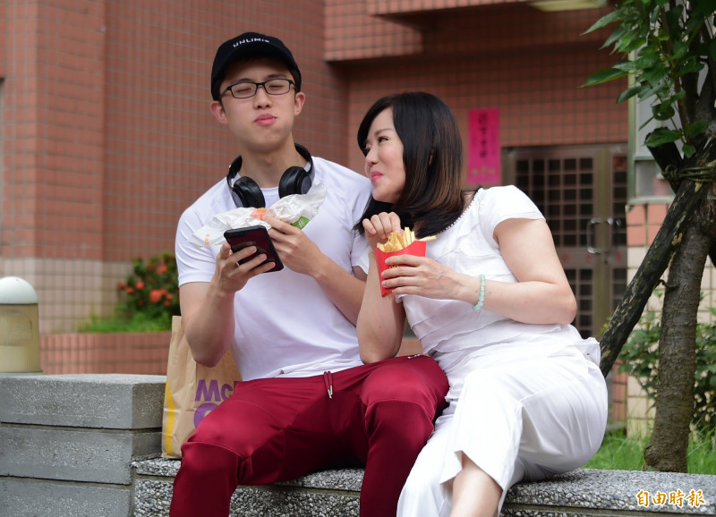 狄鶯（右）和兒子孫安佐感情好。（資料照，記者胡舜翔攝）