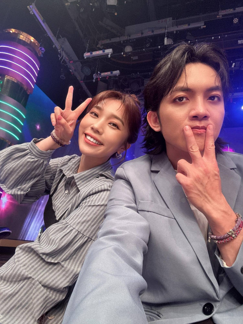郭忠祐（右）、蔡家蓁是《超級冰冰Show》的歌唱CP。（翻攝自臉書）