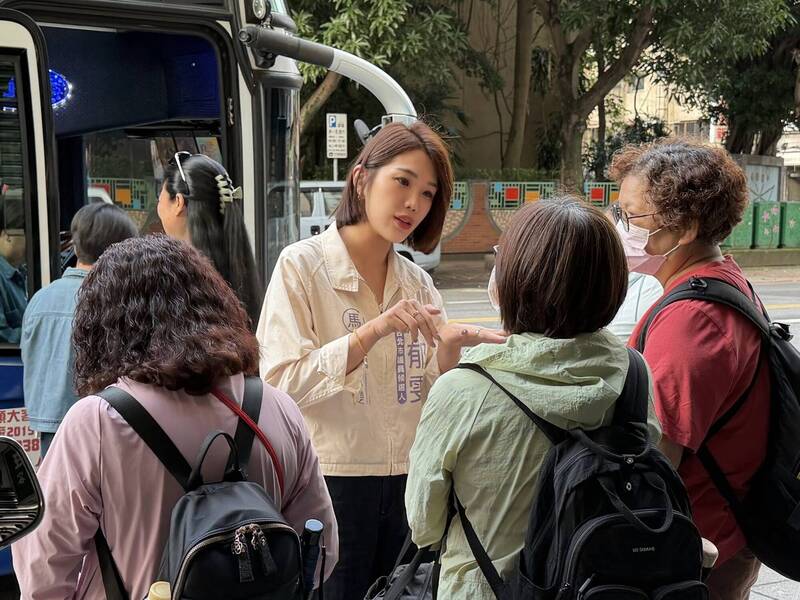 馬郁雯傾聽民眾心聲。（翻攝自馬郁雯臉書）