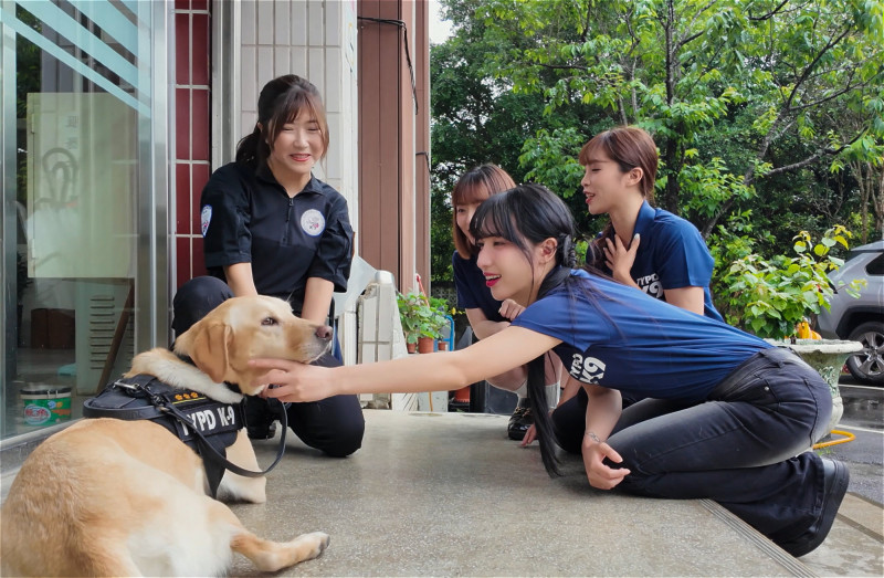 啦啦隊女神變身「最美警花」!睦那京苦練台語攔檢 警員全笑場